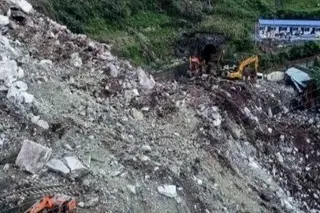 Imagen Suman 19 fallecidos por derrumbe de una montaña en el centro de China