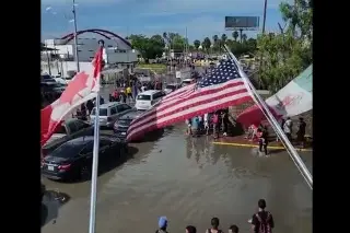 Imagen Migrantes intentan entrar a la fuerza a EU por puente de Matamoros (+Video)