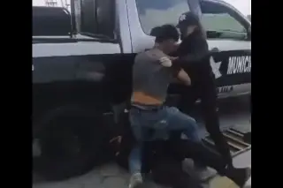 Imagen Golpea a mujer policía en operativo de revisión de motocicletas (+Video)