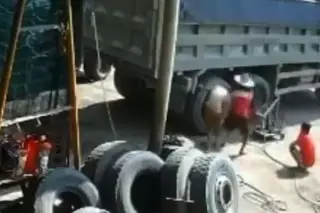 Imagen Hombres mueren tras explotar llanta de camión que habían cambiado (+Video)