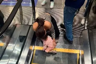 Imagen Niña de 2 años queda atrapada en escalera eléctrica (+video)