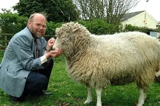 Imagen Fallece Ian Wilmut, 'padre' de la oveja 'Dolly', a los 79 años