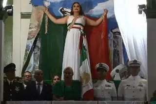 Imagen ¡Viva Alvarado, Viva Veracruz! alcaldesa Lizzette Álvarez dio el Grito de Independencia