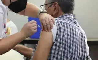 Imagen Sería ideal que vacunas contra COVID en México se distribuyan en farmacias: Médico