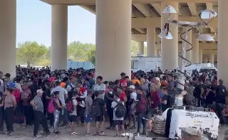 Imagen Cierran paso vehicular de Puente Internacional 1 por aumento de migrantes en Piedras Negras