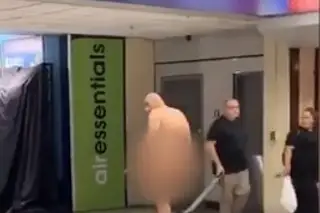 Imagen Captan a hombre sin ropa caminando dentro de aeropuerto (+Video)