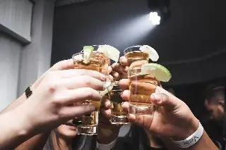 Estudio revela que hombres pueden sentir atracción por otros entre más toman alcohol