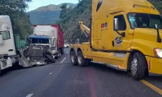 Chocan 2 tráileres en las autopista de Veracruz 