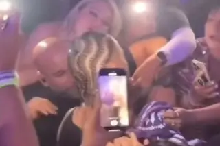 Imagen Mujer intenta besar a la fuerza a Maluma en concierto 