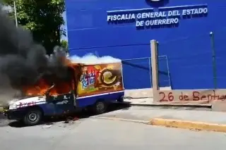 Imagen Estudiantes vandalizan Fiscalía de Guerrero por desaparecidos de Ayotzinapa (+Video)