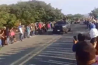 Imagen Desfilan camionetas con hombres armados en Chiapas y la gente los vitorea (+Video) 