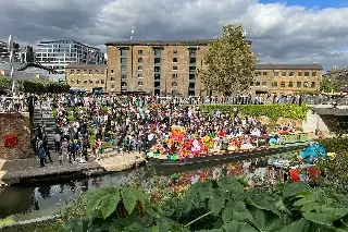 Imagen Celebran en trajinera de Xochimilco en canales de Londres (+Video)