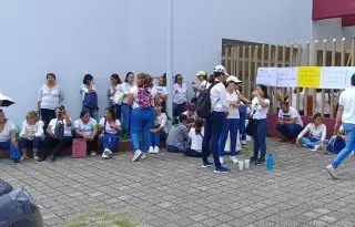 Imagen Docentes protestan en hospital ISSSTE en Córdoba, Veracruz; es por esta razón 