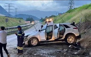 Imagen Vuelca camioneta de lujo en autopista de Veracruz; hay 2 lesionados 