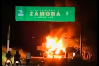 Imagen Queman vehículos y realizan bloqueo en Michoacán 