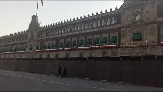 Imagen Vallas metálicas de 3 metros de altura blindan Palacio Nacional (+Video)