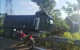 Imagen Deja 3 muertos y 5 lesionados choque entre volteo y transporte rural en Las Choapas