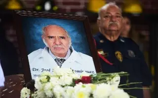 Imagen Bomberos rinden homenaje a José Zaydén Domínguez, cronista emérito de Xalapa
