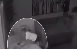 Imagen Niña de 3 años se dispara con pistola que dejaron en el sofá de su casa (+video)