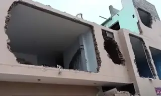 Derriba su casa para no entregársela a familia de su expareja (+Video)