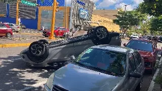 Imagen Vuelca camioneta en Veracruz; hay dos lesionados