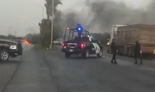 Imagen Grupo armado quema camiones y bloquea carretera en Nuevo León (+Video y Fotos)