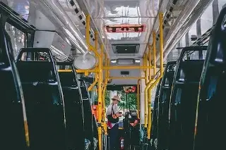 Imagen Delincuentes lanzan explosivo dentro de autobús y hieren a pasajeros 