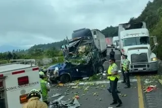 Imagen Fuerte accidente automovilístico en autopista de Veracruz; chofer queda prensado 