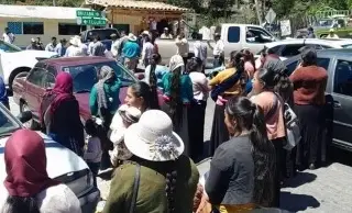 Imagen Padres de familia bloquean carretera de Orizaba-Zongolica; exigen una maestra