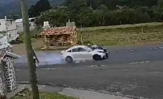 Imagen Motociclista es impactado de frente por automóvil y vuela varios metros (+Video)