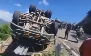 Imagen Mueren dos soldados en volcadura de camión militar; hay seis heridos graves