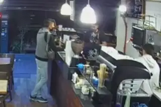 Imagen Jóvenes asaltan café en menos de dos minutos y con total calma (+Video)