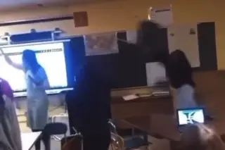 Imagen Alumna deja inconsciente a maestra tras lanzarle una silla (+video) 