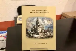 Venden libro para la restauración de iglesia La Divina Pastora de Veracruz 