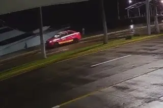 Imagen Tras varias horas, taxi sigue abajo del mar en Veracruz 