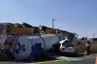 Imagen Automovilista muere tras ser aplastado por tráiler que volcó en carretera (+Video)