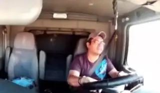 Imagen Pierde el control y termina impactando a tráiler; deja un muerto y 2 lesionados (+Video)