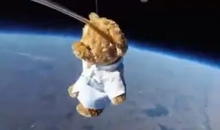 Imagen Envían oso de peluche en globo aerostático al espacio 