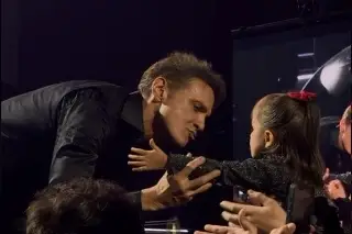 Imagen Polémica por beso de Luis Miguel a una niña en concierto ¿fue en la boca?