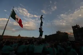 Imagen 'Castellers' levantan 6 torres humanas en Zócalo de CDMX