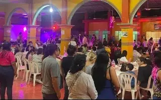Imagen Invitados no llegan al bautizo y cientos de ciudadanos acuden al festejo