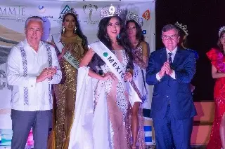 Imagen Embajador de Uruguay corona a veracruzana que representará a México en certamen de belleza internacional