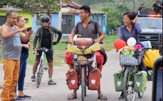 Imagen Pareja de Japón recorre América en bicicleta; visitan municipios de Veracruz 