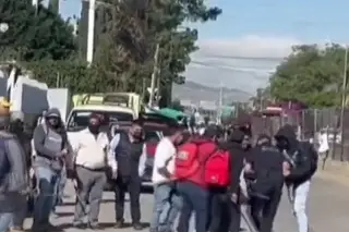Imagen Pobladores bloquean calles; agreden a policías y civiles y destrozaron autos (+Video)