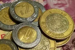 Peso mexicano cierra con baja; dólar se recupera y se cotiza en 17.24 unidades