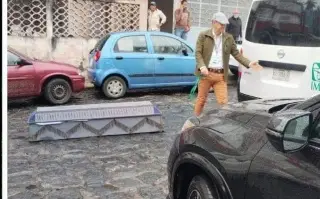 Imagen Ataúd cae de vehículo en plena vía pública 