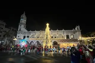 Imagen Encienden árbol de navidad y todo el zócalo de Veracruz