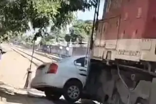 Imagen Tren se lleva a automóvil en Veracruz