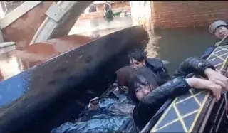 Imagen Varios turistas cayeron al agua en Venecia al volcar su góndola (+Video)