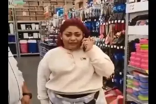 Imagen Mujer se quita la ropa tras presuntamente robar en tienda de autoservicio (+Video)